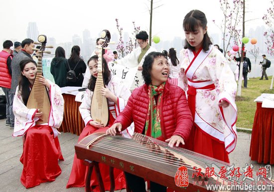 武汉大学生汉服拜花神