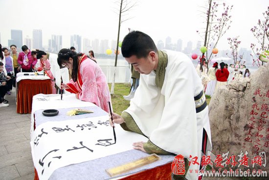 武汉大学生汉服拜花神