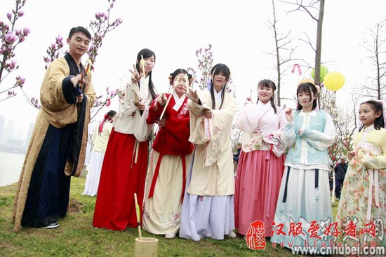 武汉大学生汉服拜花神