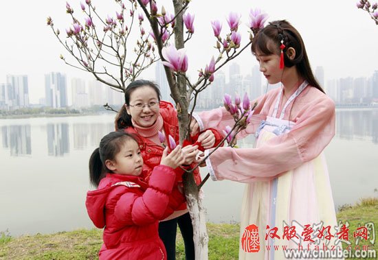武汉大学生汉服拜花神