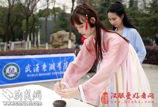 武汉大学生汉服拜花神