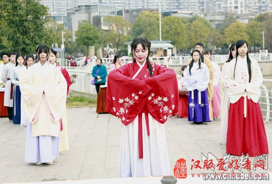 武汉大学生汉服拜花神