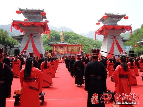 4月26日，近百对新人在道教名山河南栾川老君山着汉式婚服、行古礼举行集体婚典。