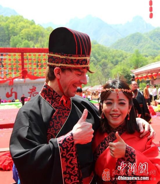 4月26日，近百对新人在道教名山河南栾川老君山着汉式婚服、行古礼举行集体婚典。