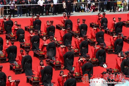 4月26日，近百对新人在道教名山河南栾川老君山着汉式婚服、行古礼举行集体婚典。