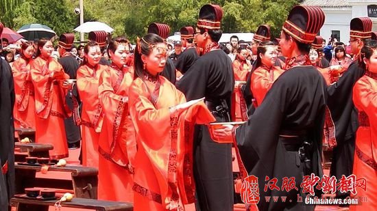 4月26日，近百对新人在道教名山河南栾川老君山着汉式婚服、行古礼举行集体婚典。