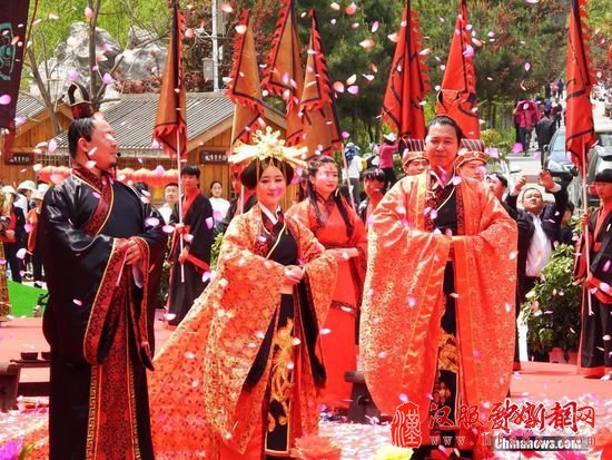 4月26日，近百对新人在道教名山河南栾川老君山着汉式婚服、行古礼举行集体婚典。在司礼、侍女、侍卫、赞礼官的引领下，新人们身着汉式婚服，完成了传统汉婚中的沃盥、对席、同牢、合卺、解缨、盟誓、执手等流程，在59米高的老子像前许下幸福约定。此次汉服婚典中，一对外籍新人格外引人注目，新郎是来自白俄罗斯的IOSIFSIARHEI，新娘是来自印度尼西亚的INDRIMEILINDA。