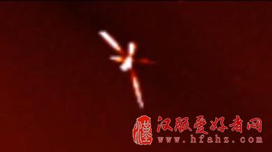 俄媒再曝“外星人”：四臂不明飞行物“吸取”太阳能量俄网友在视频网站上公布了一段航天器拍摄到“不明飞行物”的视频，这些图像中有一个“巨大的四臂不明飞行物”，它环绕太阳，并“吸取”太阳的能量。【详细】福建|时政|军情|趣闻猎奇
