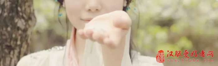 一个春日 路过芳菲绽放的园子
女子如花而立 身处花境
缓缓而行 一阵清风
拂面 噢 原来你也在这里 