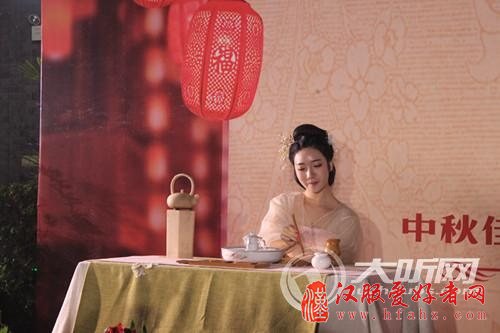 祭月祈福穿汉服品茶艺 泸州市民这样迎中秋