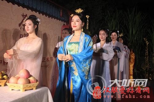 祭月祈福穿汉服品茶艺 泸州市民这样迎中秋
