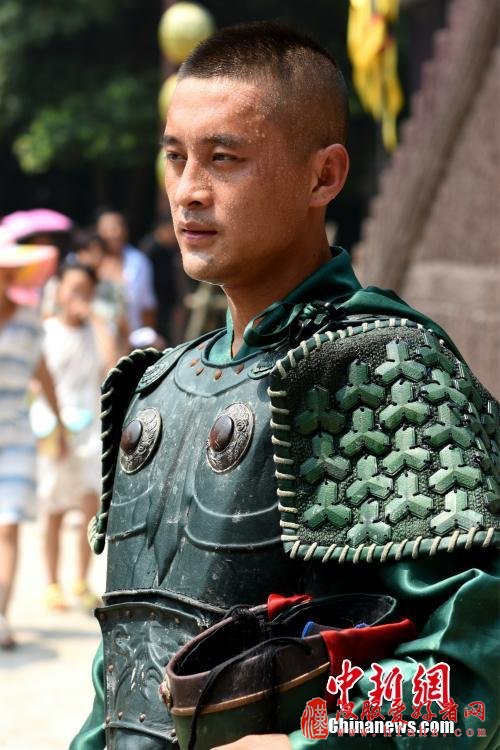 无锡“路人甲”身着古装挥汗如雨守岗位