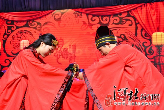 石家庄石门实验学校举办汉服集体婚礼献礼教师节 (组图)