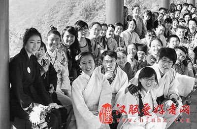 图为汉服社重阳节活动后的合影。