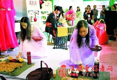 昨天，在武汉国际会展中心举办的茶博会上，一批茶艺师身着汉服展示茶道艺术，花、香、茶、书、乐的“五雅之境”，让众多参观者如痴如醉。