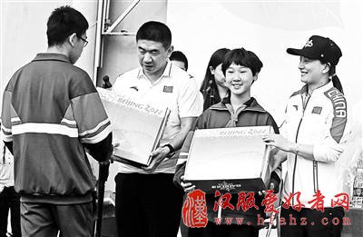 开学第一课：穿汉服“谢师礼” 机器人引路走红