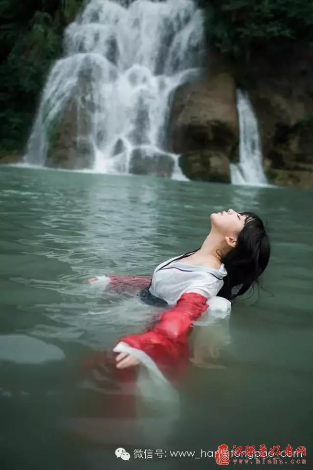 你居住在清溪里,看着我的远山辽阔,你是木栈桥上烟云袅袅,踏破风尘仆仆而来,寻得河岸蒹葭苍苍,换来寂寂人世几年。