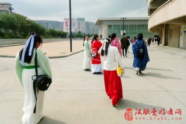 兰州：大学生穿汉服行走校园 助力汉文化发展