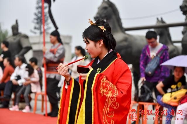 汉城湖第六届汉文化艺术节开幕 老外穿汉服感受中式婚礼