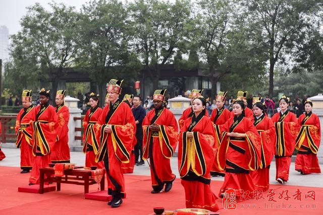 汉城湖第六届汉文化艺术节开幕 老外穿汉服感受中式婚礼