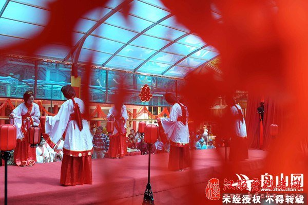 新人着汉服喜袍，行传统古礼