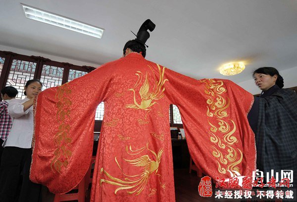 新人着汉服喜袍，行传统古礼