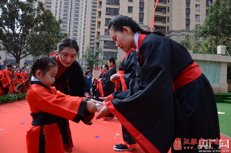 济南：300名幼儿着汉服祭孔