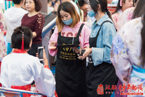 汉服美女穿越旅博会现场