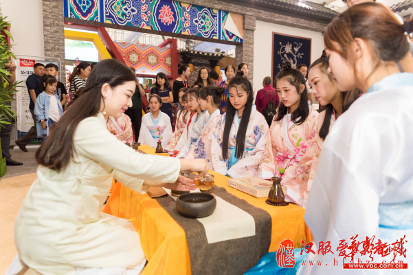 汉服美女穿越旅博会现场