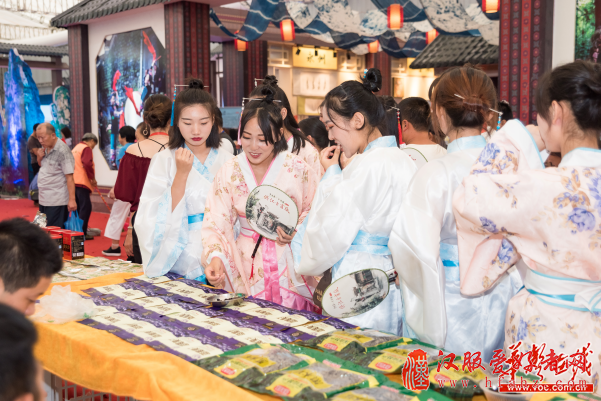汉服美女穿越旅博会现场