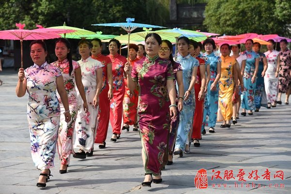婺源古村上演“汉服旗袍秀”