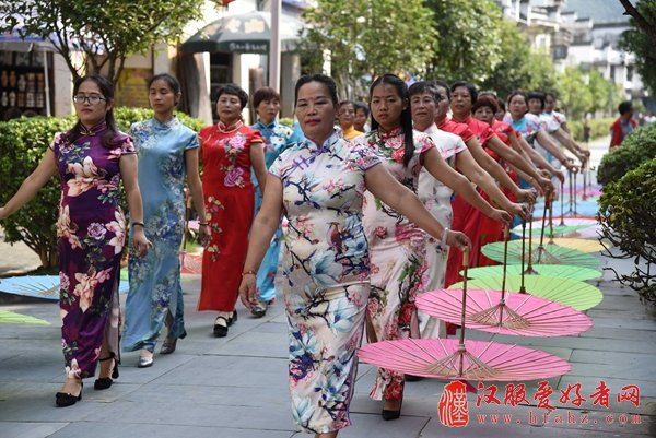 婺源古村上演“汉服旗袍秀”