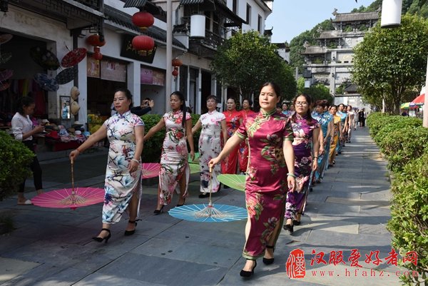 婺源古村上演“汉服旗袍秀”