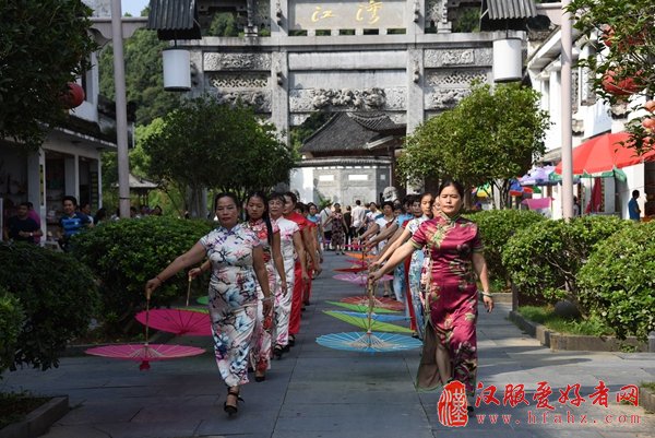 婺源古村上演“汉服旗袍秀”