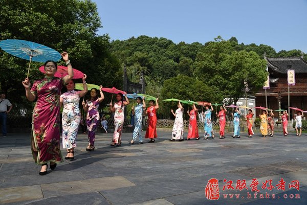 婺源古村上演“汉服旗袍秀”