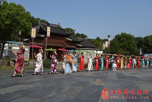 婺源古村上演“汉服旗袍秀”