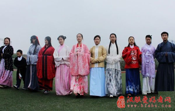着汉服重现千年传统 湖南各地汉服社团齐聚长沙举行乡射礼 - 第1张 
