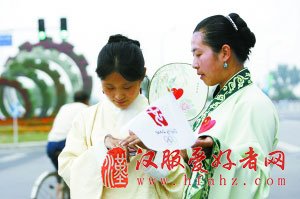 两名女子身穿汉服游北京前门大街(图)