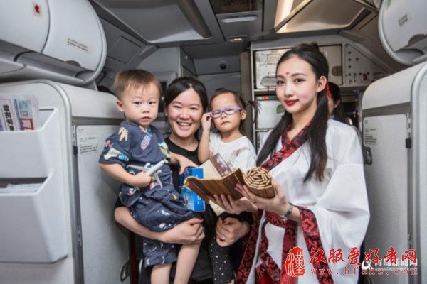 青岛：空姐穿汉服见过吗？乘客一饱眼福(组图)