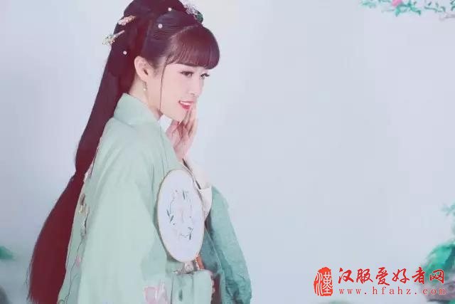 将温暖细细收藏，将忧伤慢慢淡忘。捻一指花香，让平淡的日子抹上一缕诗意。日子真好，有文字相伴，有真情相暖，还有值得去等待的期盼。

