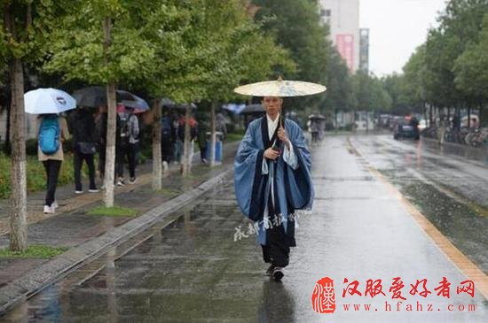 康伟身着汉服