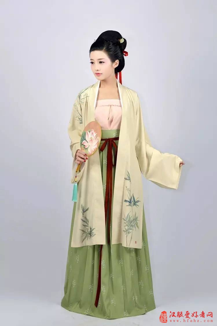 褙子始于唐朝,盛行于宋,元,在明代也被称为披风,褙子是汉服形制款式
