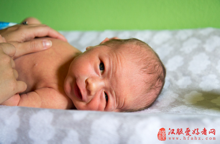 如何成为朋友圈晒娃狂魔 几个新生儿摄影技巧