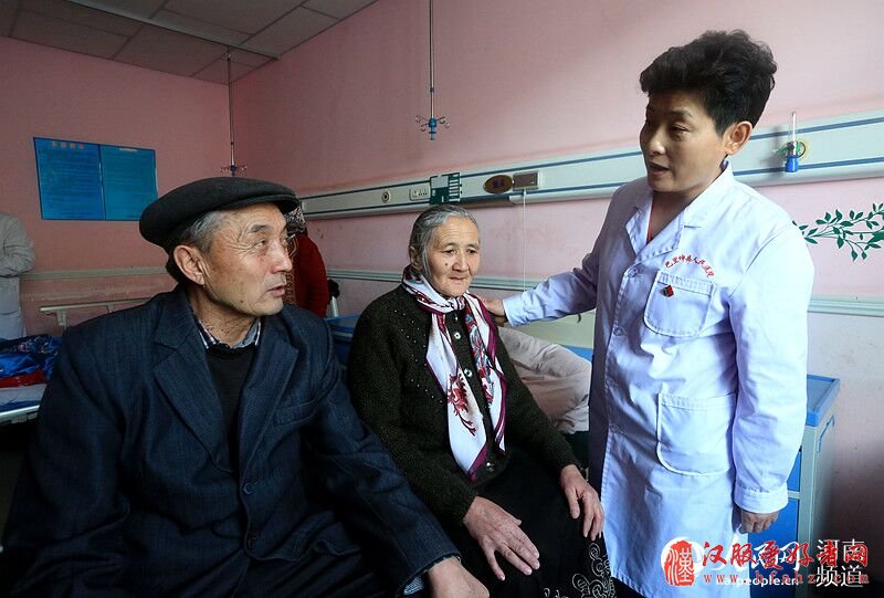 援疆医生马启敏:给牧民带来"生"的希望
三年两次援疆,河南医生马启敏用精湛的医术,呵护着牧区女性的健康,给这片土地带来了“生”的希望。三九寒冬,距离郑州2600公里的新疆哈密市巴里坤哈萨克族自治县最低气温达零下30摄氏度,但巴里坤县人民医院一楼的病房内却格外温暖……【详细】