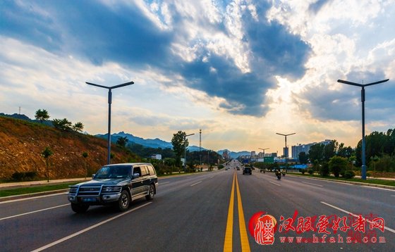 河南:铺就"四好农村路" 打开乡村幸福门
在中原大地,四通八达的“四好农村路”像一条条“血管”,唤醒沉睡的村庄,催生乡村的“蝶变”……【详细】