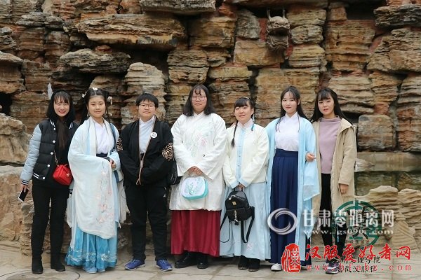 重拾传统节日 兰州大学生着汉服赴花朝节活动