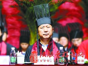 教育部体卫艺司司长王登峰参加毕业典礼。人民网照片