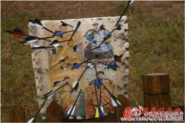  大学生社团身穿“汉服”射黄龙旗 引发批评后道歉
