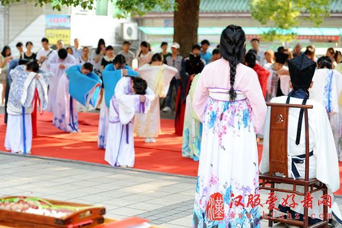 学子集体向师者行拜师礼