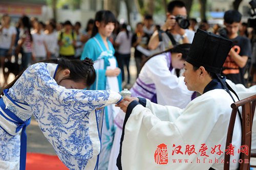 湘科院学子着汉服行拜师礼 感受传统文化魅力【2】